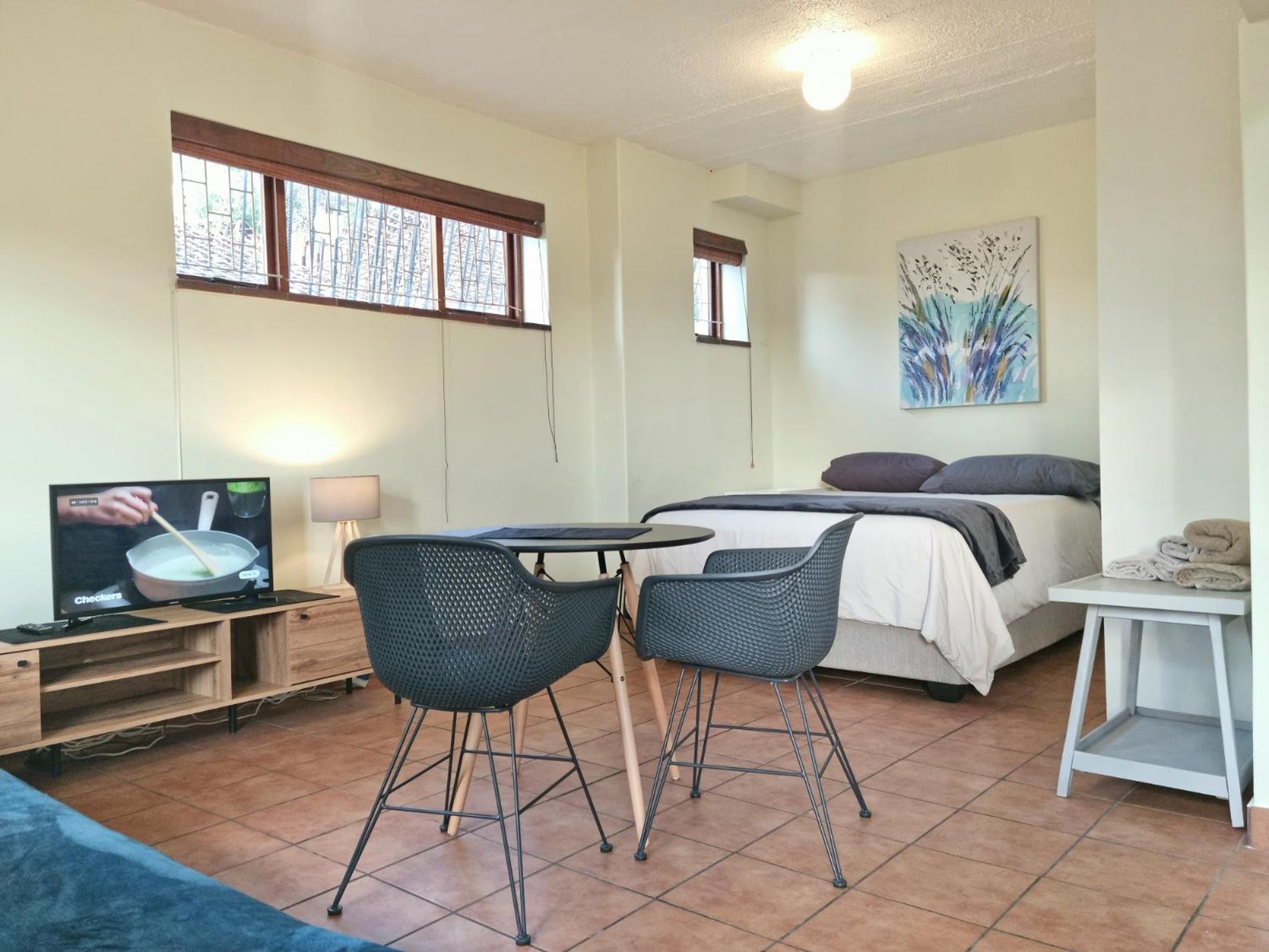 Loft Cottage, Sleeps 2. And Cozy!